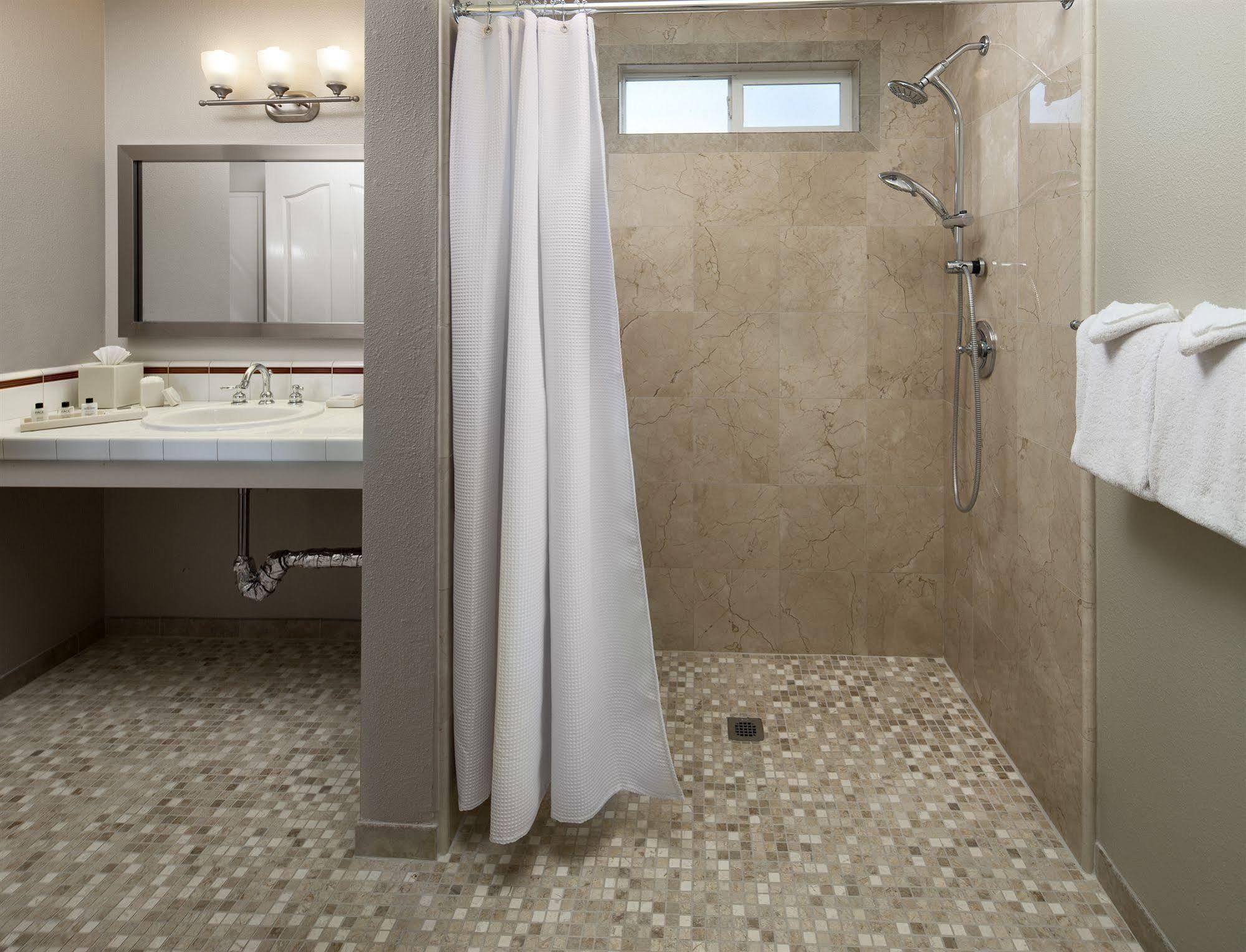 Cambria Landing Inn And Suites Esterno foto